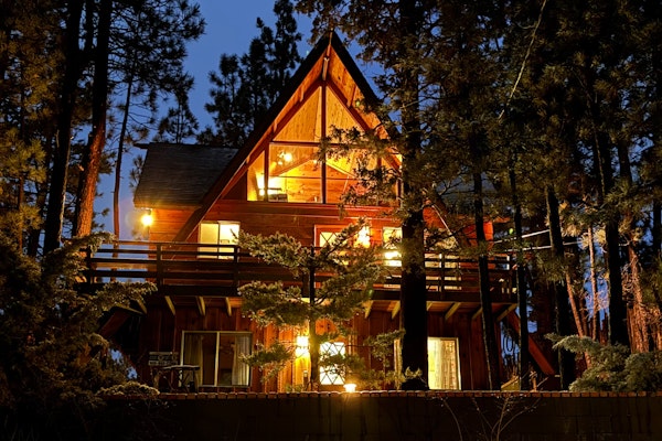 The Wilkie Cabin ~ Calming home hideaway in the woods with fireplace, balcony, grill, & board games