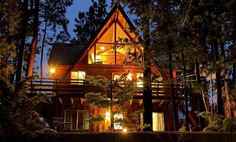 The Wilkie Cabin ~ Calming home hideaway in the woods with fireplace, balcony, grill, & board games