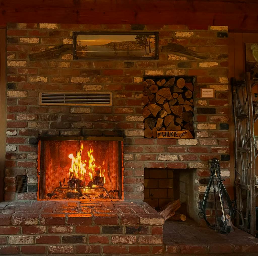 The Wilkie Cabin ~ Calming home hideaway in the woods with fireplace, balcony, grill, & board games