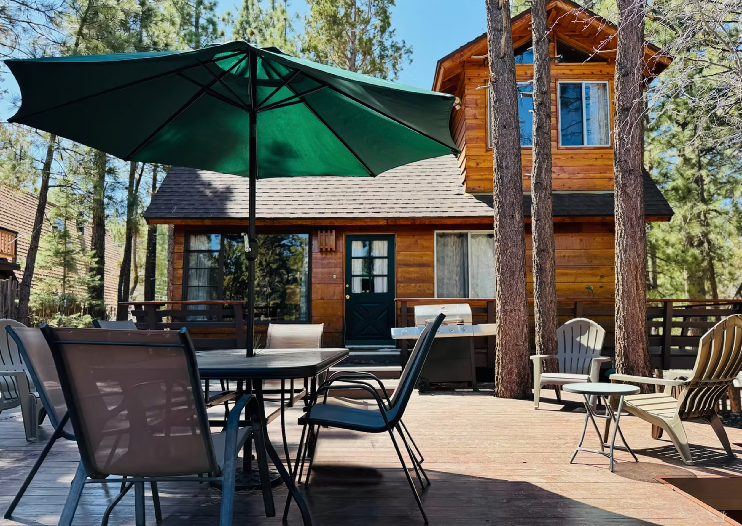 The Wilkie Cabin ~ Calming home hideaway in the woods with fireplace, balcony, grill, & board games