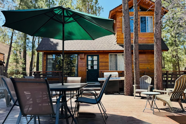 The Wilkie Cabin ~ Calming home hideaway in the woods with fireplace, balcony, grill, & board games