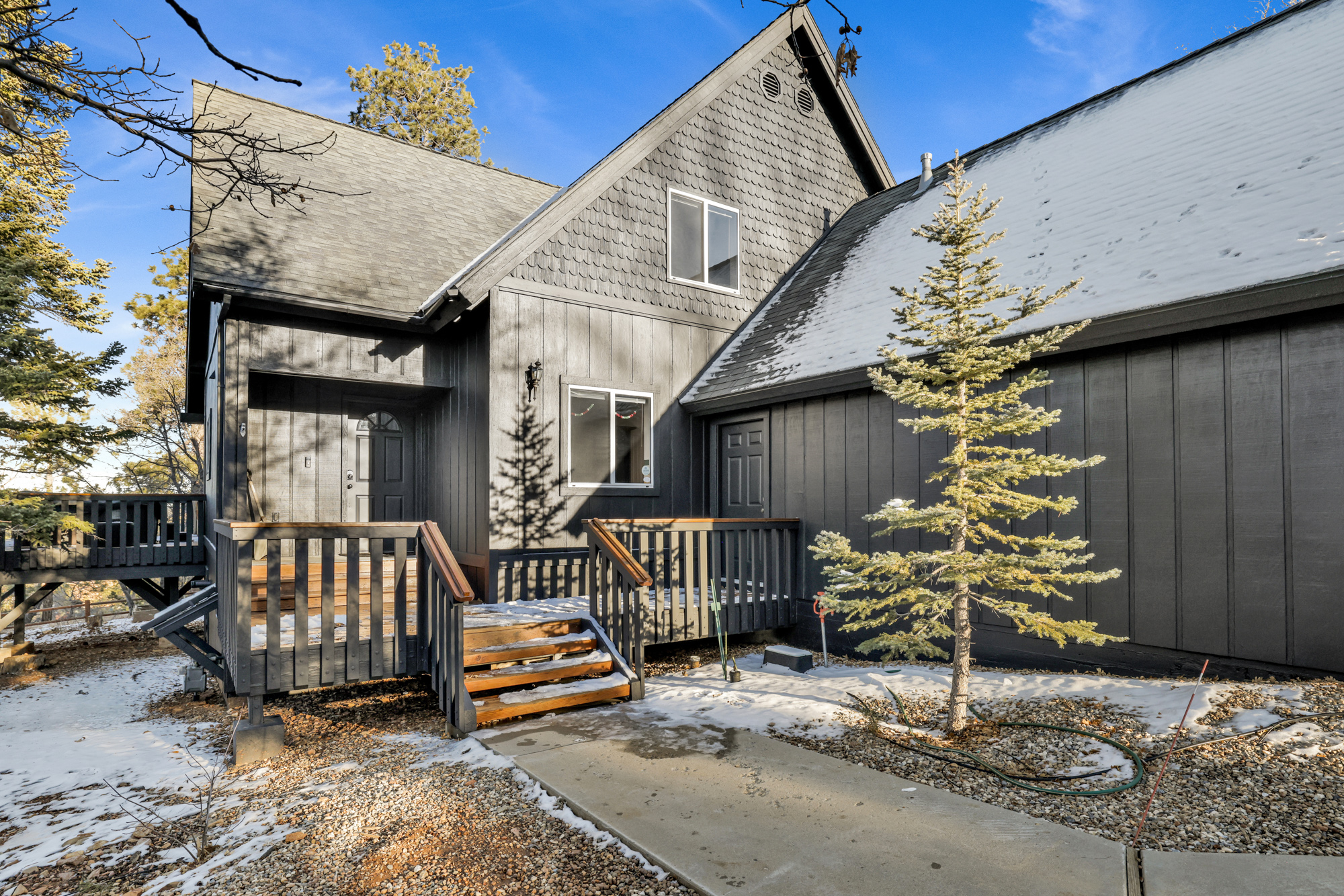 Moonridge Alameda ~ private hot tub - dog-friendly - 6 minutes to Bear Mountain