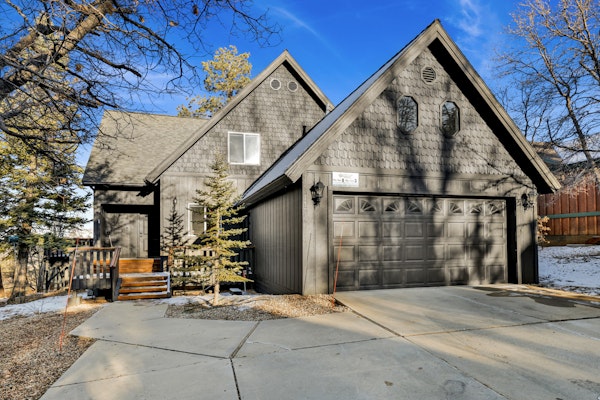 Moonridge Alameda ~ private hot tub - dog-friendly - 6 minutes to Bear Mountain