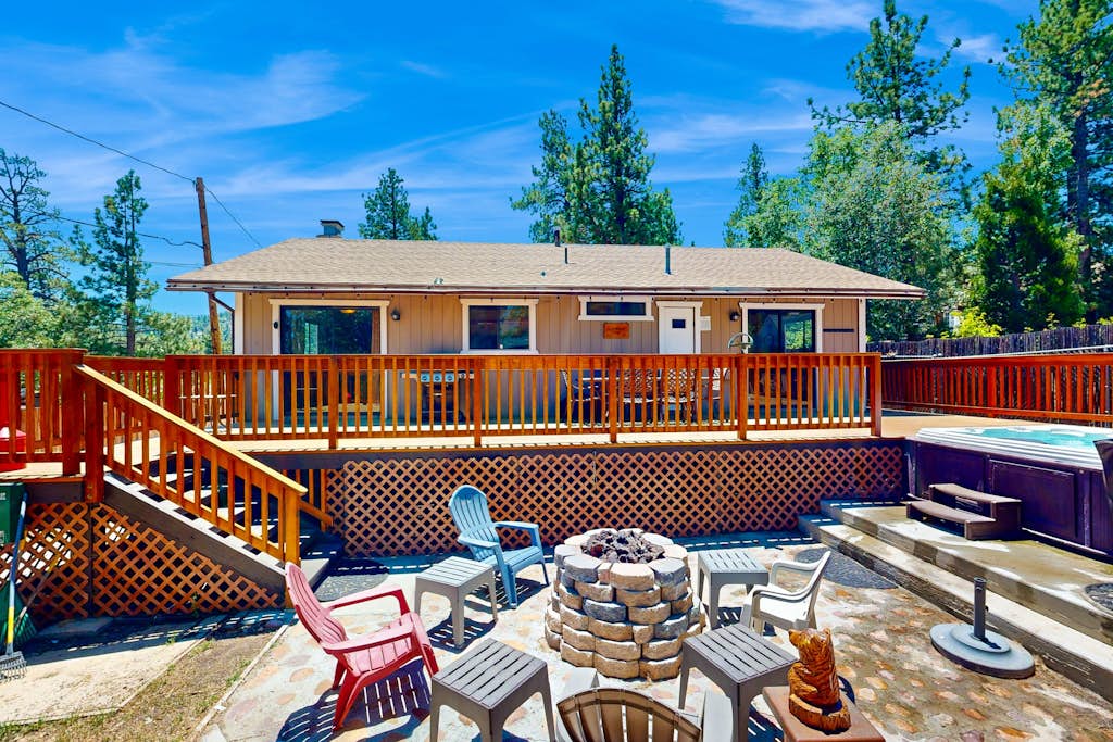 Lazy Bear Cabin ~ Dog-friendly home with private hot tub, ping-pong, basketball & firepit