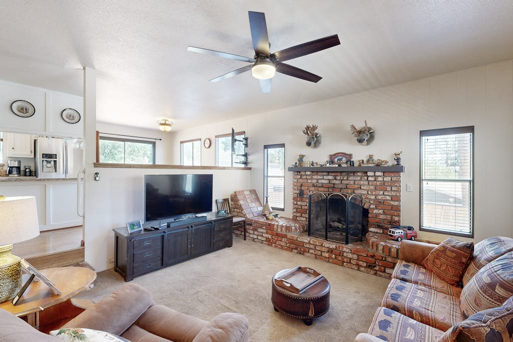 Lazy Bear Cabin ~ Dog-friendly home with private hot tub, ping-pong, basketball & firepit
