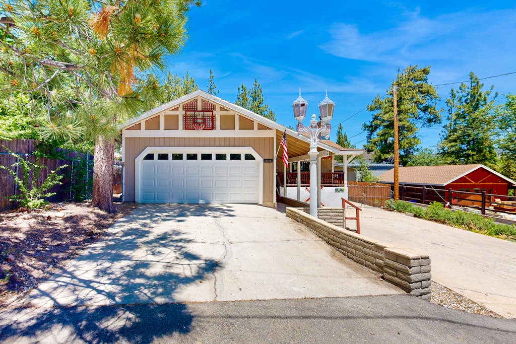 Lazy Bear Cabin ~ Dog-friendly home with private hot tub, ping-pong, basketball & firepit