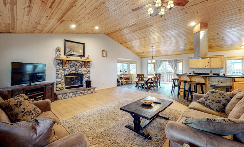 Peregrine Palace ~ Renovated Cabin w/ Private Hot Tub & Deck - Near Snow Summit & Bear Mountain