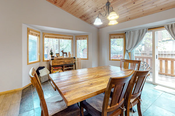 Peregrine Palace ~ Renovated Cabin w/ Private Hot Tub & Deck - Near Snow Summit & Bear Mountain
