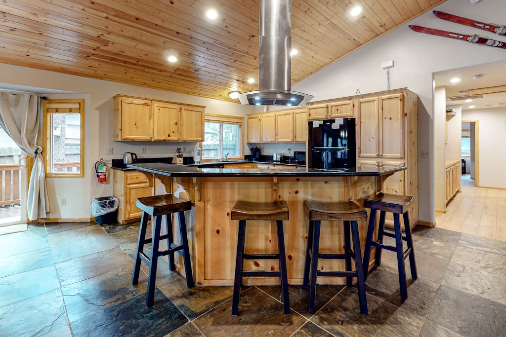 Peregrine Palace ~ Renovated Cabin w/ Private Hot Tub & Deck - Near Snow Summit & Bear Mountain