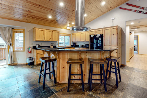 Peregrine Palace ~ Renovated Cabin w/ Private Hot Tub & Deck - Near Snow Summit & Bear Mountain