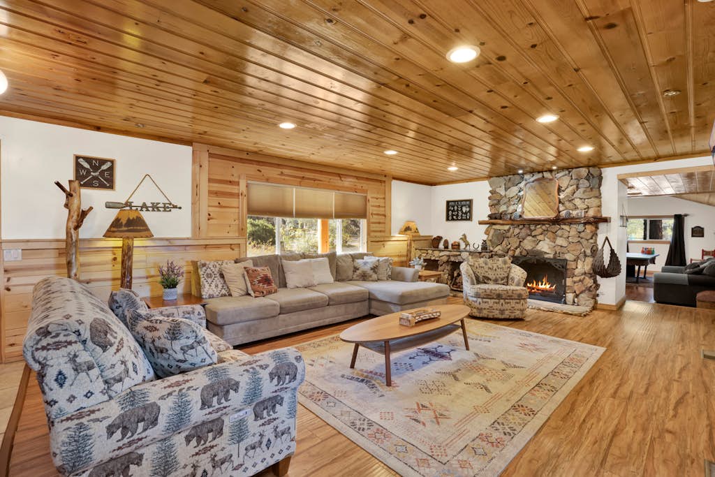 Family Fun Cabin Hot Tub, Game Room & Cozy Fireplace pet Friendly Retreat