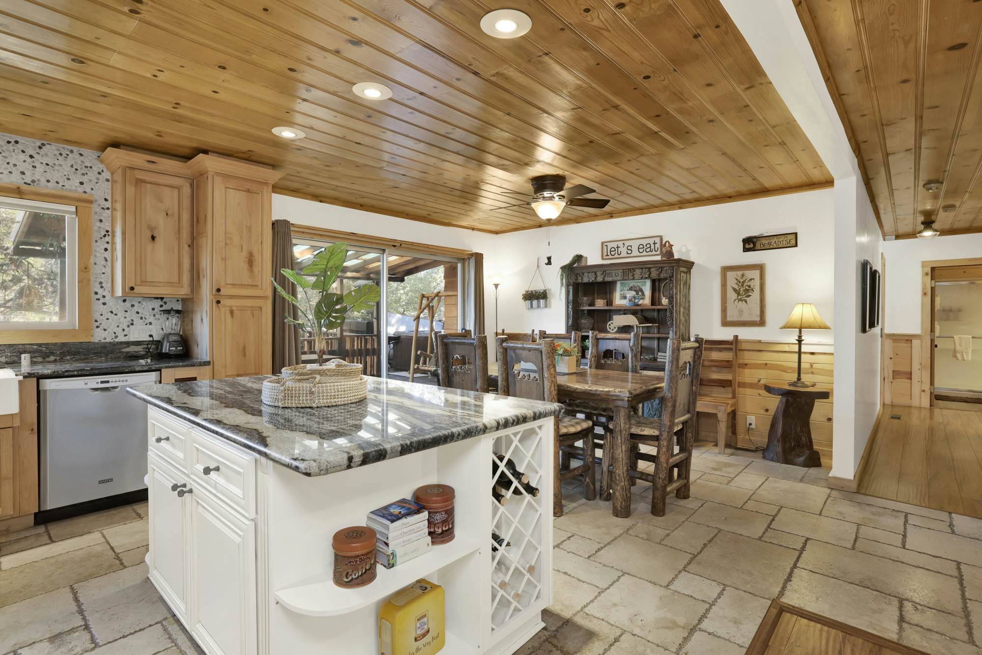 610-Entertainment Cabin