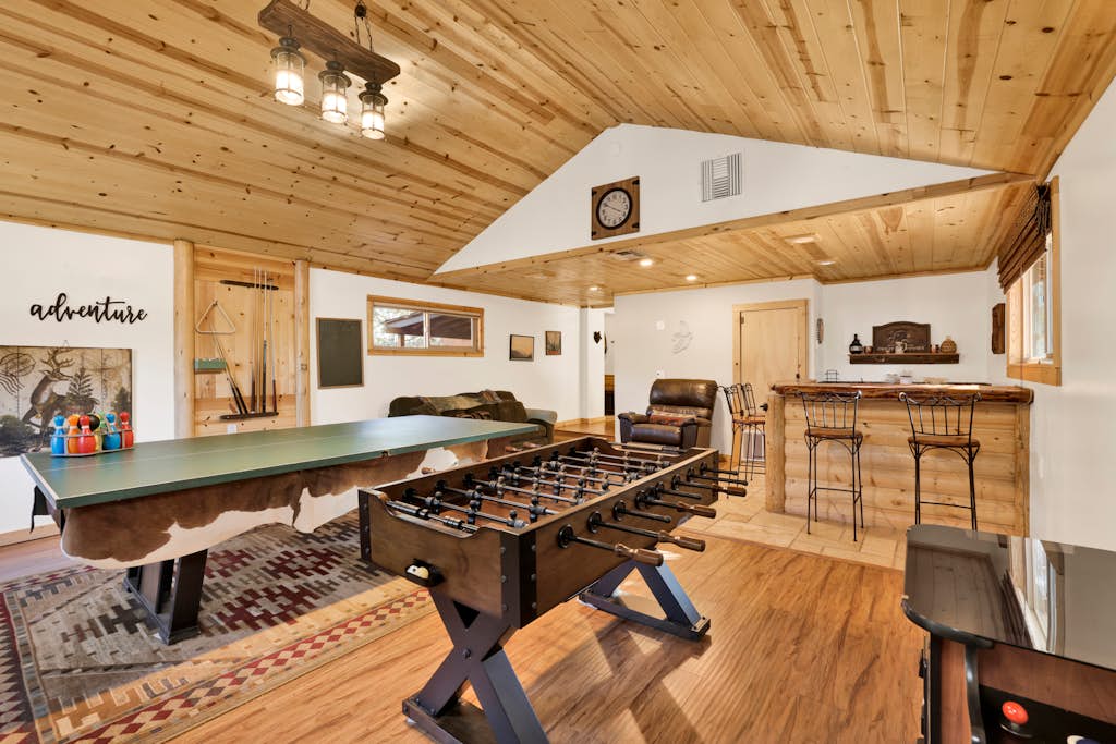 Family Fun Cabin Hot Tub, Game Room & Cozy Fireplace pet Friendly Retreat