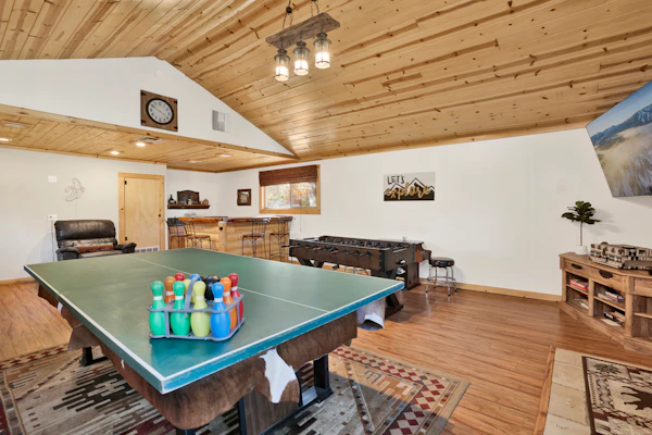 Family Fun Cabin Hot Tub, Game Room & Cozy Fireplace pet Friendly Retreat