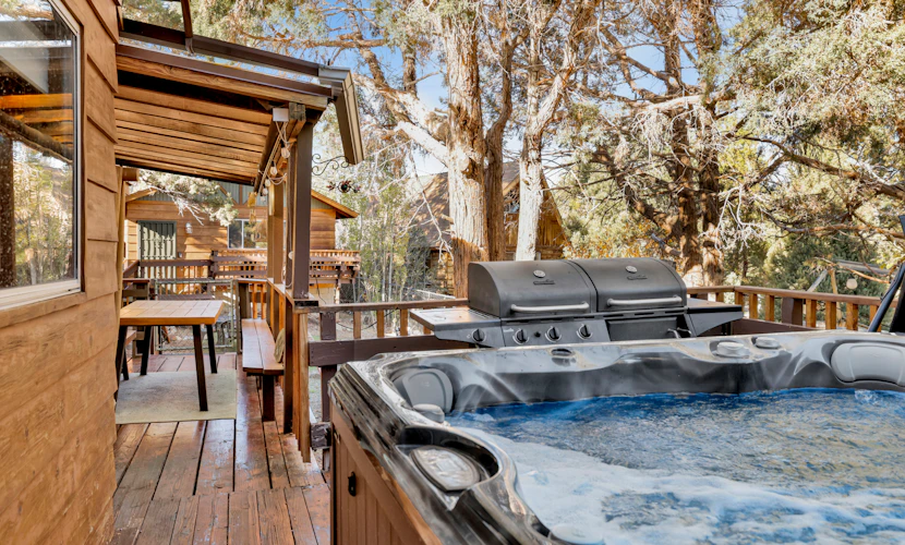 Family Fun Cabin Hot Tub, Game Room & Cozy Fireplace pet Friendly Retreat