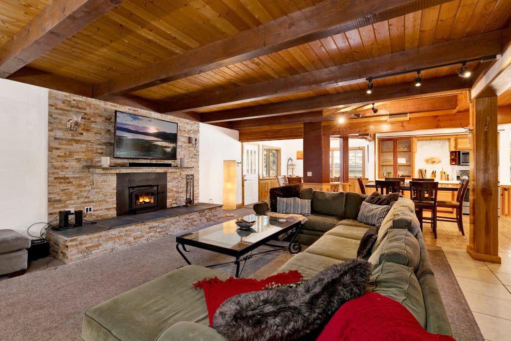 Summit Hideaway ~ Fantastic Mountain getaway with private hot tub, free Wi-Fi, full kitchen, & more