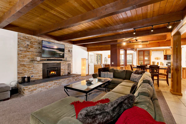 Summit Hideaway ~ Fantastic Mountain getaway with private hot tub, free Wi-Fi, full kitchen, & more