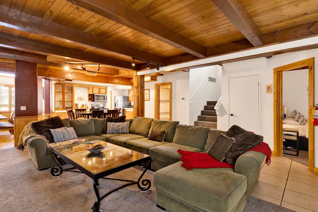 Summit Hideaway ~ Fantastic Mountain getaway with private hot tub, free Wi-Fi, full kitchen, & more