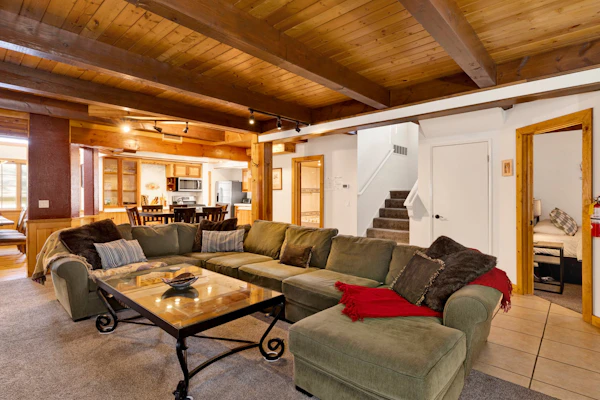 Summit Hideaway ~ Fantastic Mountain getaway with private hot tub, free Wi-Fi, full kitchen, & more