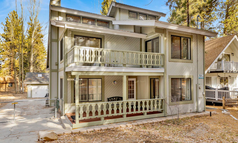 Summit Hideaway ~ Fantastic Mountain getaway with private hot tub, free Wi-Fi, full kitchen, & more