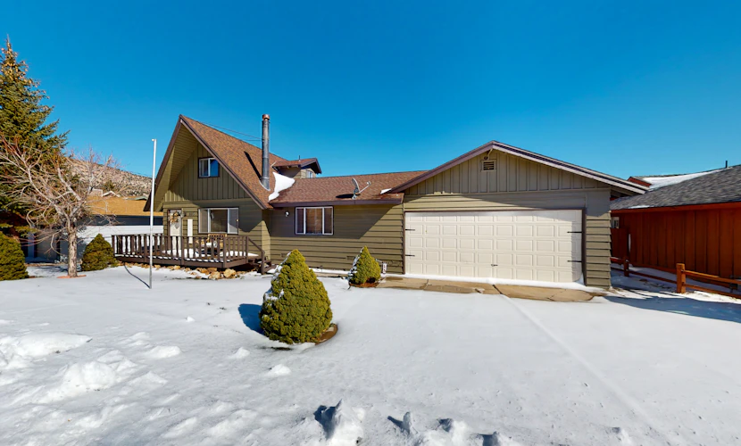 Big Bear Bungalow ~ Cozy Mountain home with fenced yard, grill, fireplace, & washer/dryer