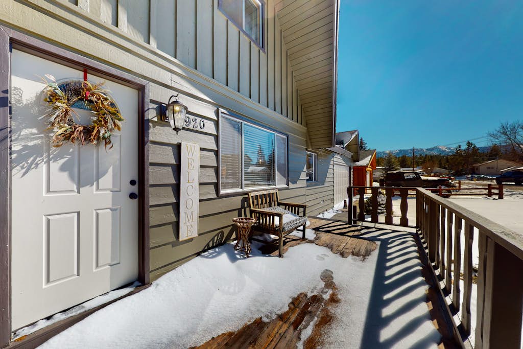 Big Bear Bungalow ~ Cozy Mountain home with fenced yard, grill, fireplace, & washer/dryer