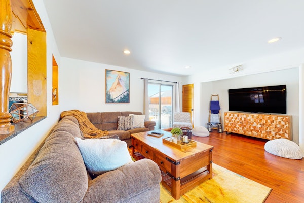 Big Bear Bungalow ~ Cozy Mountain home with fenced yard, grill, fireplace, & washer/dryer