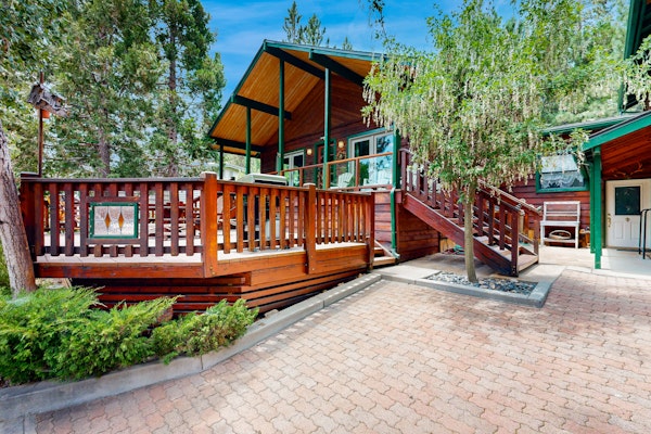 Rooster's Den ~ Charming house with expansive deck, cable, internet, near Big Bear Lake
