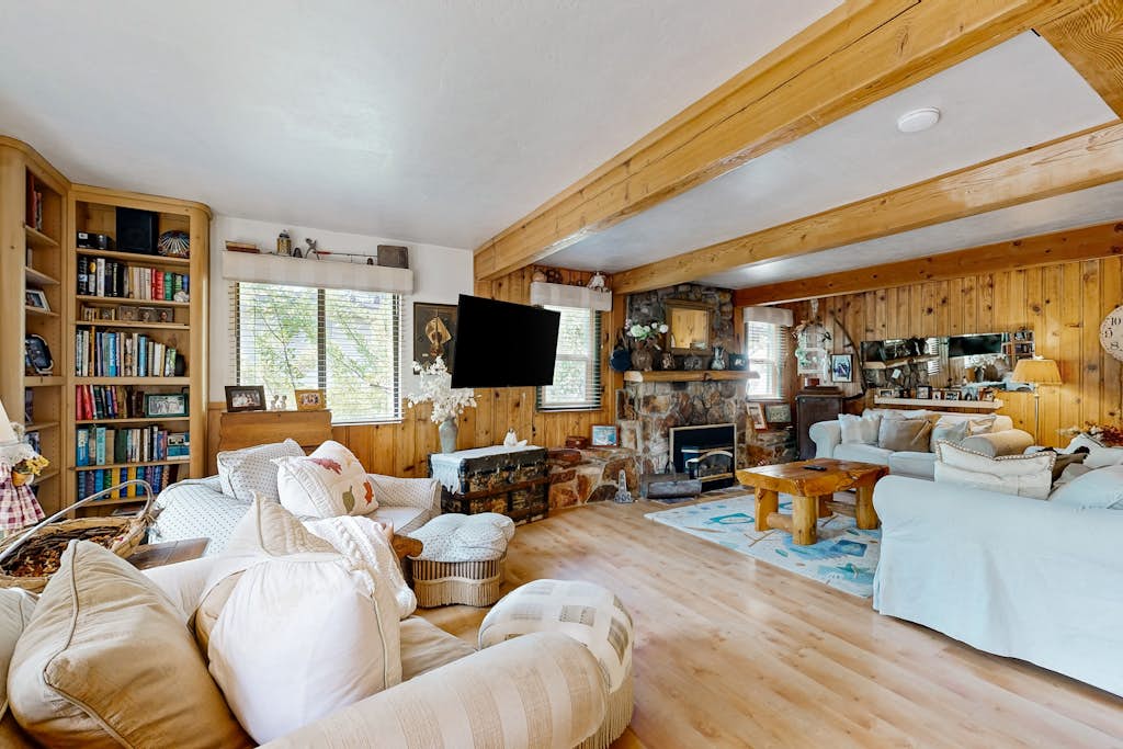 Rooster's Den ~ Charming house with expansive deck, cable, internet, near Big Bear Lake