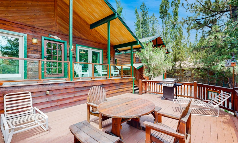 Rooster's Den ~ Charming house with expansive deck, cable, internet, near Big Bear Lake