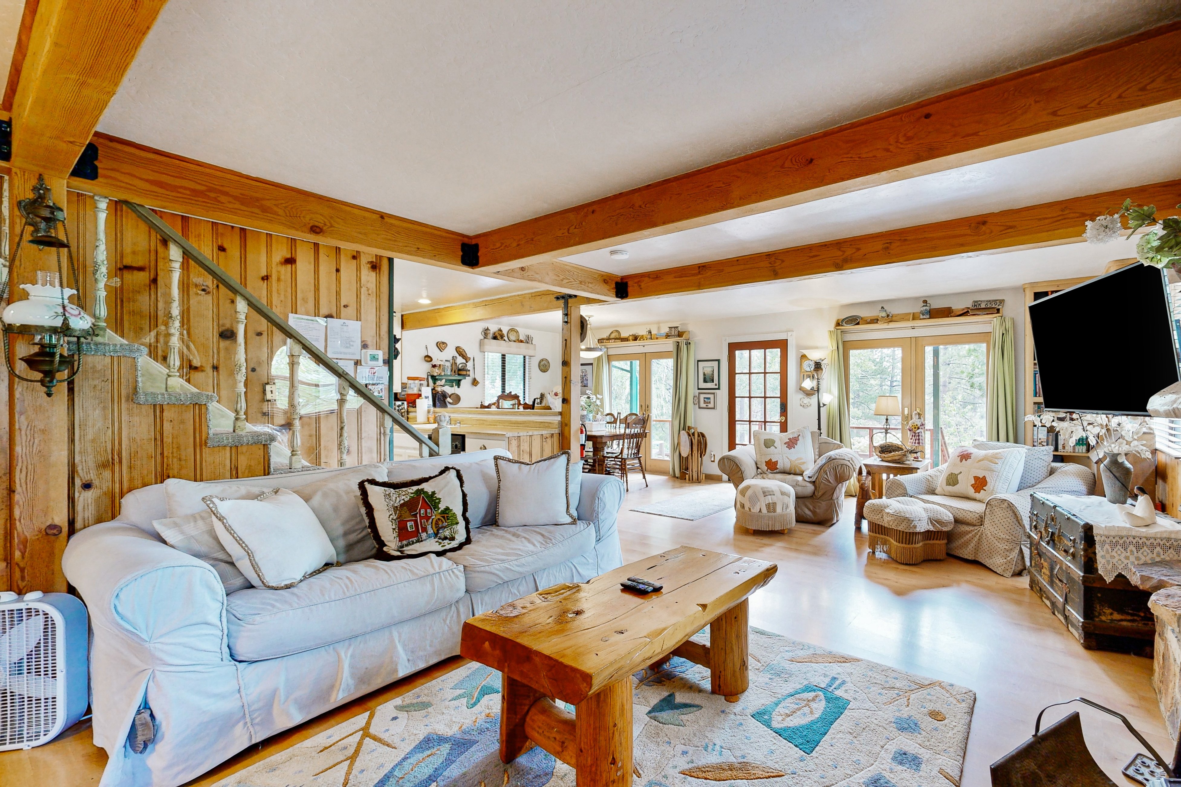 Rooster's Den ~ Charming house with expansive deck, cable, internet, near Big Bear Lake