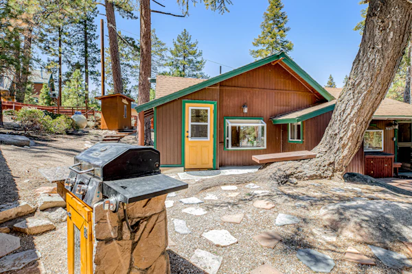 Castle Rock Cabin #1 ~ Comfortable cabin with modern amenities and deck - near hiking and lake