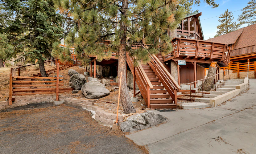 Castle Rock Cabin #1 ~ Comfortable cabin with modern amenities and deck - near hiking and lake