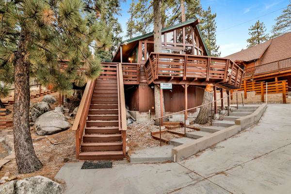 Castle Rock Cabin #1 ~ Comfortable cabin with modern amenities and deck - near hiking and lake