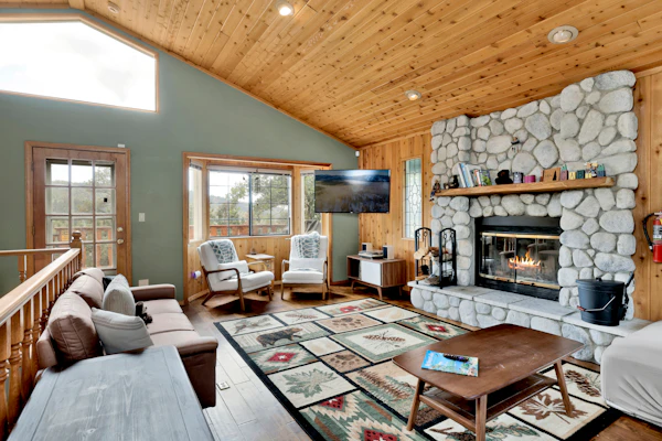 Moonridge Treehouse - Relaxing Lofty Big Bear Hillside Retreat- Great Deck Views- Central