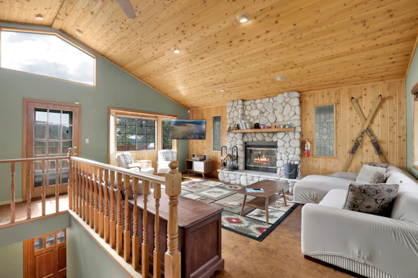 Moonridge Treehouse - Relaxing Lofty Big Bear Hillside Retreat- Great Deck Views- Central