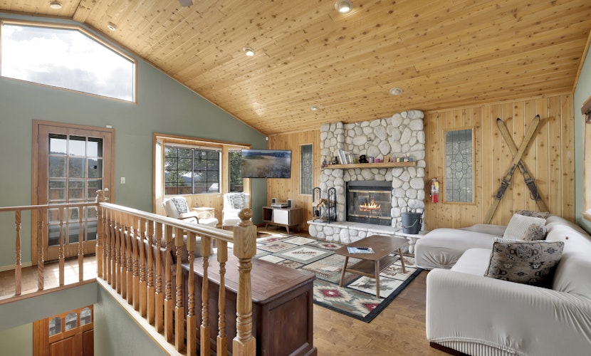 Moonridge Treehouse - Relaxing Lofty Big Bear Hillside Retreat- Great Deck Views- Central