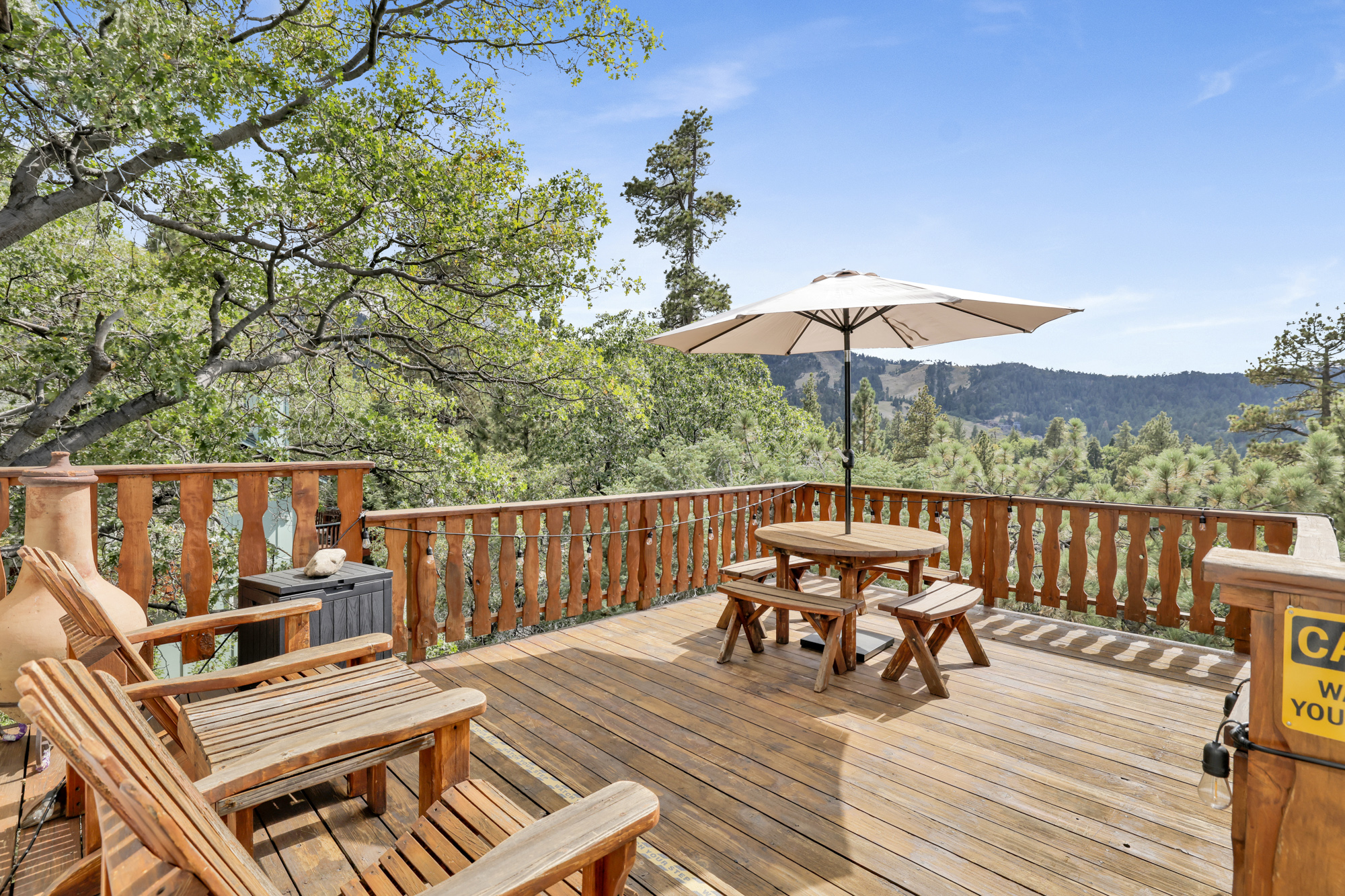 Moonridge Treehouse - Relaxing Lofty Big Bear Hillside Retreat- Great Deck Views- Central
