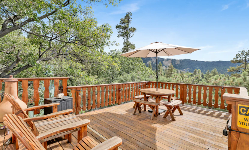 Moonridge Treehouse - Relaxing Lofty Big Bear Hillside Retreat- Great Deck Views- Central