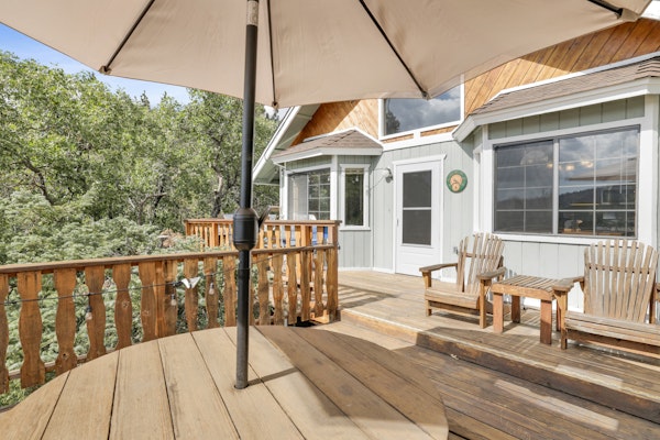 Moonridge Treehouse - Relaxing Lofty Big Bear Hillside Retreat- Great Deck Views- Central