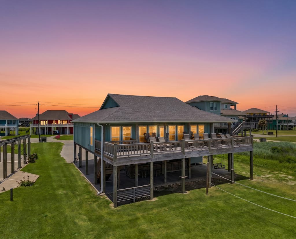 Beachfront | Firepit, Volleyball & Gazebo Dining