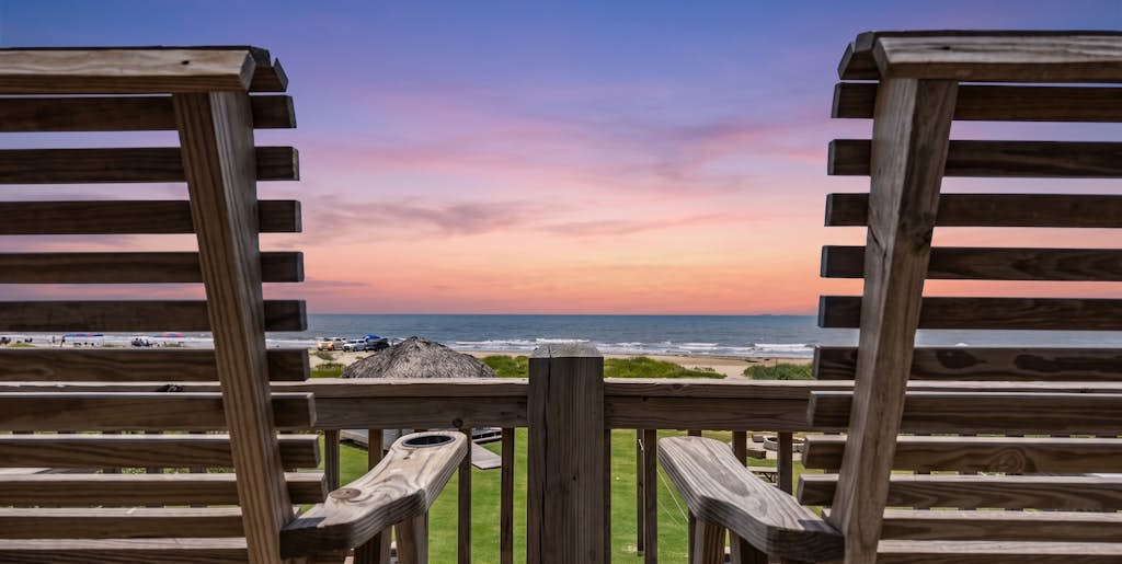Beachfront | Firepit, Volleyball & Gazebo Dining