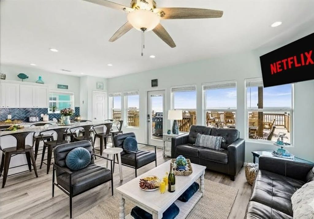 Beachfront | Ocean Views, Bar & Entertainment Area