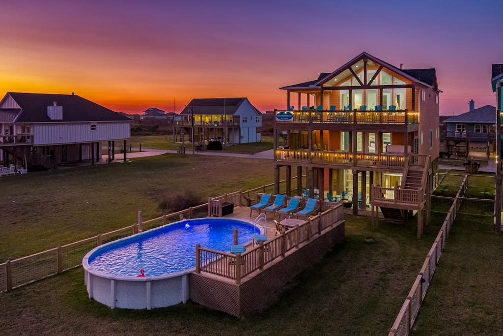 Luxurious Beachfront 4BR with Pool, Hot tub, Elevator