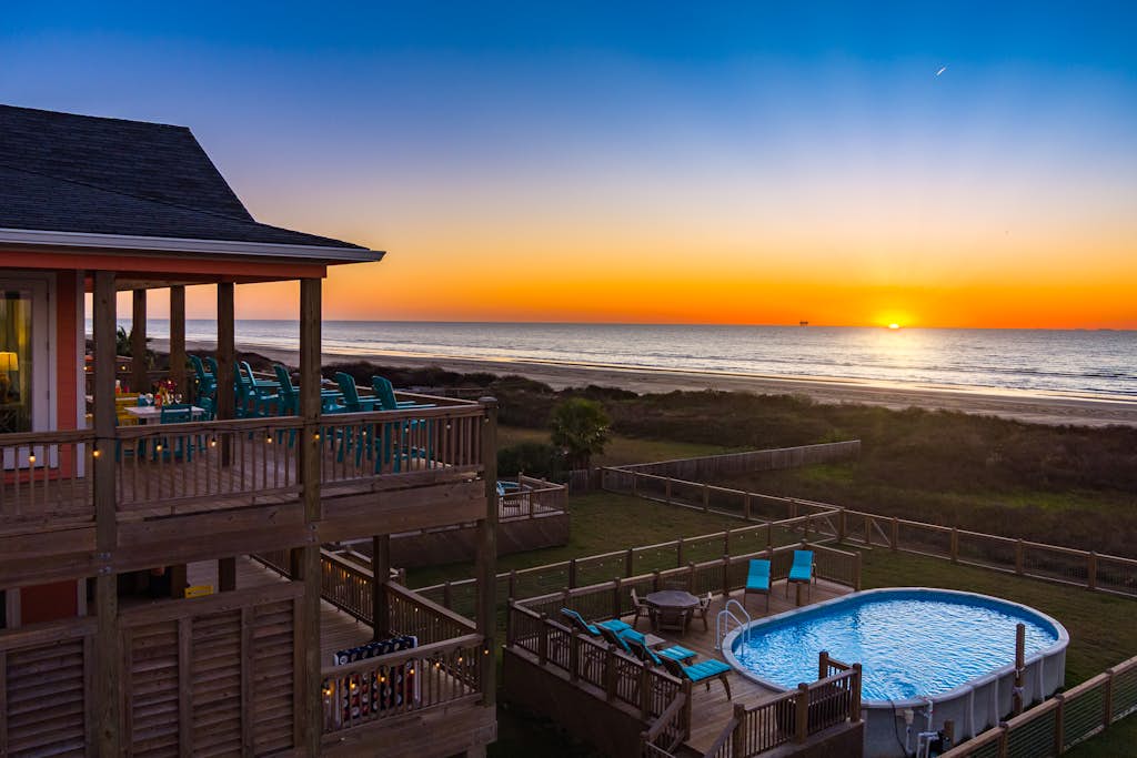 Luxurious Beachfront 4BR with Pool, Hot tub, Elevator