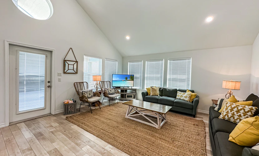 Steps to the Beach l Tiki Bar & Pet-Friendly