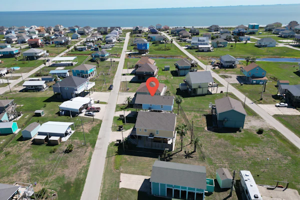 Steps to the Beach l Tiki Bar & Pet-Friendly