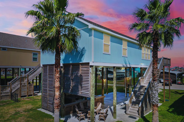 Steps to the Beach l Tiki Bar & Pet-Friendly