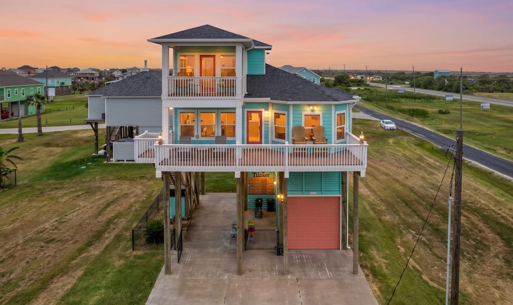 Steps to the Beach | Tiki Bar Fun | Epic Bay Views | Sleeps 8