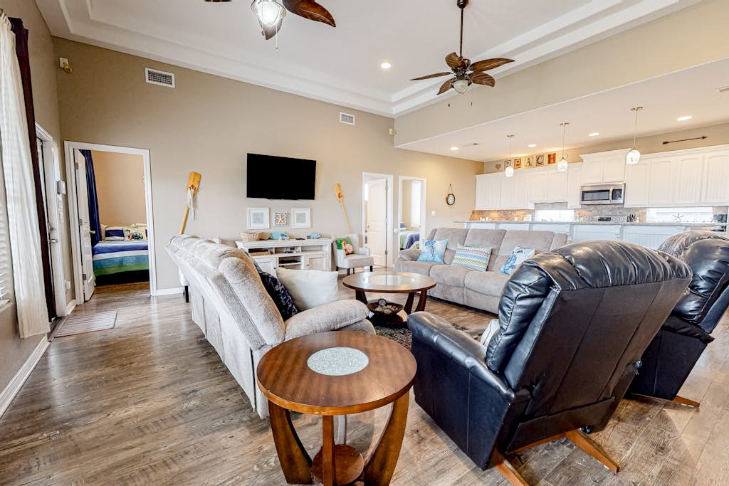 Ultimate | Steps to the Beach | Large Deck | Dog Haven